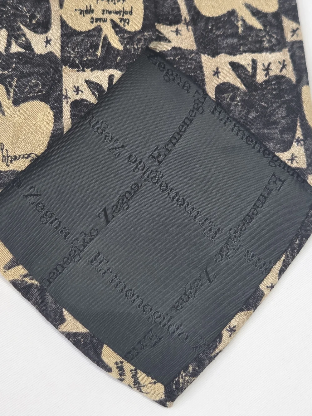Ermenegildo Zegna Mens Halloween Theme Beige/Black Apple Motif Silk Tie 3.85x59